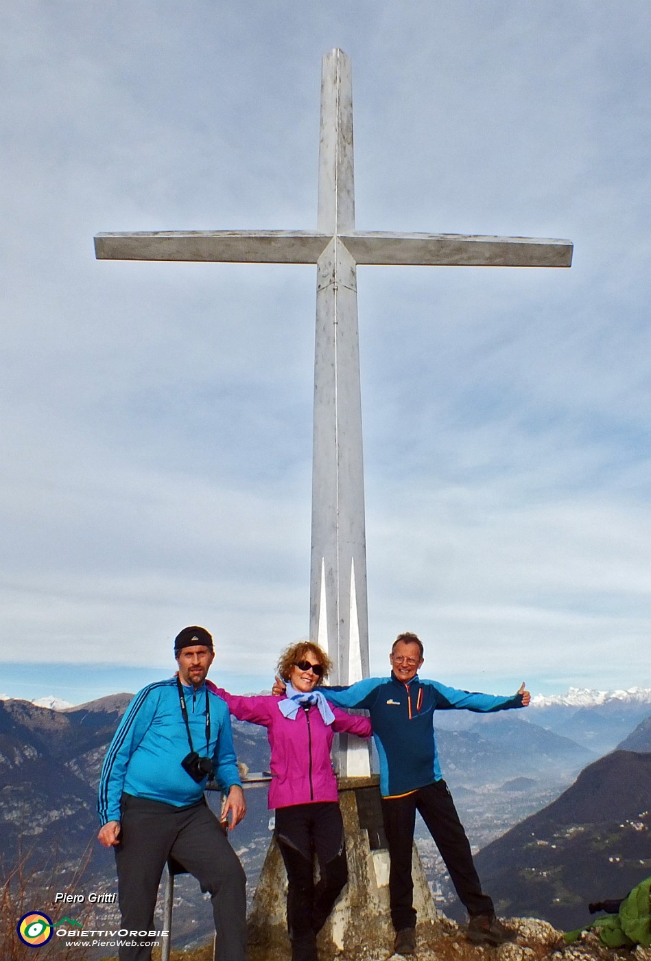 07 Alla croce di vetta della cima est della Corna Trentapassi (1151 m).JPG